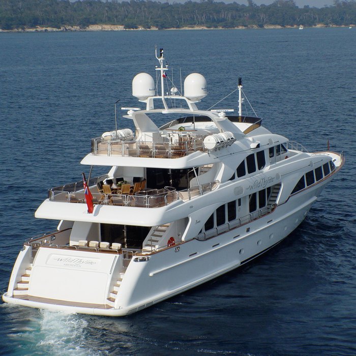 Aura yacht exterior 3