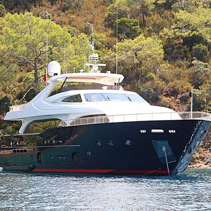 Malen yacht exterior 2