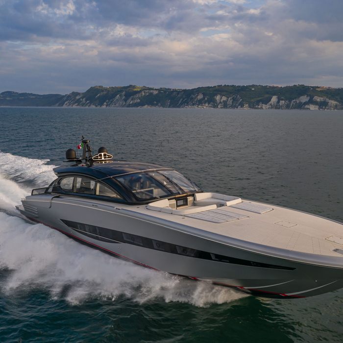 Aldabra yacht exterior 3