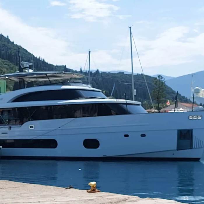 Life yacht exterior 2