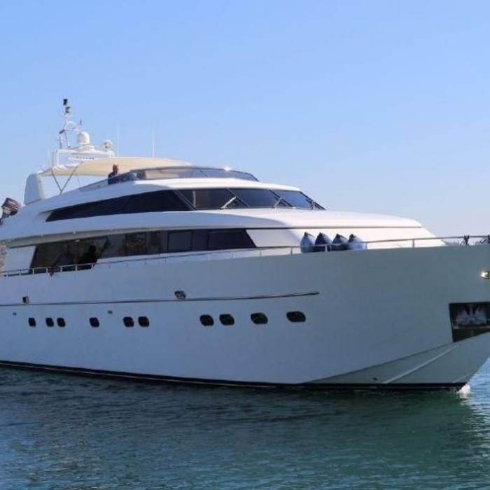 Saint yacht exterior 2