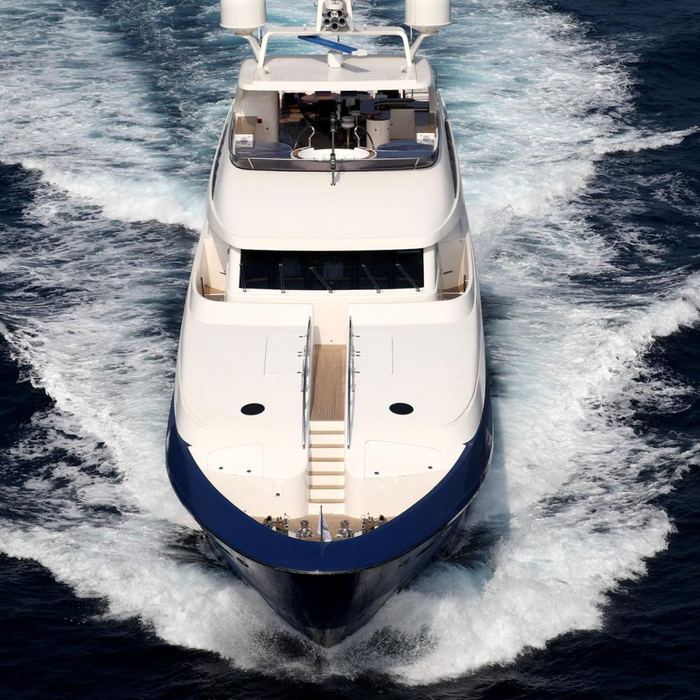 Kajak yacht exterior 2