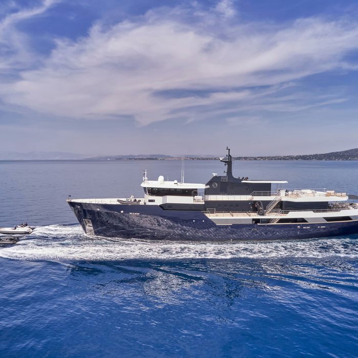 Omnia yacht exterior 2