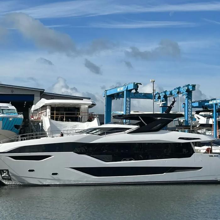 El 5 Mares yacht exterior 2