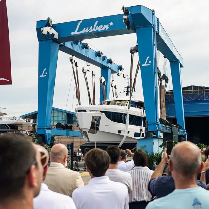 Azimut Grande 30M/01 yacht exterior 2