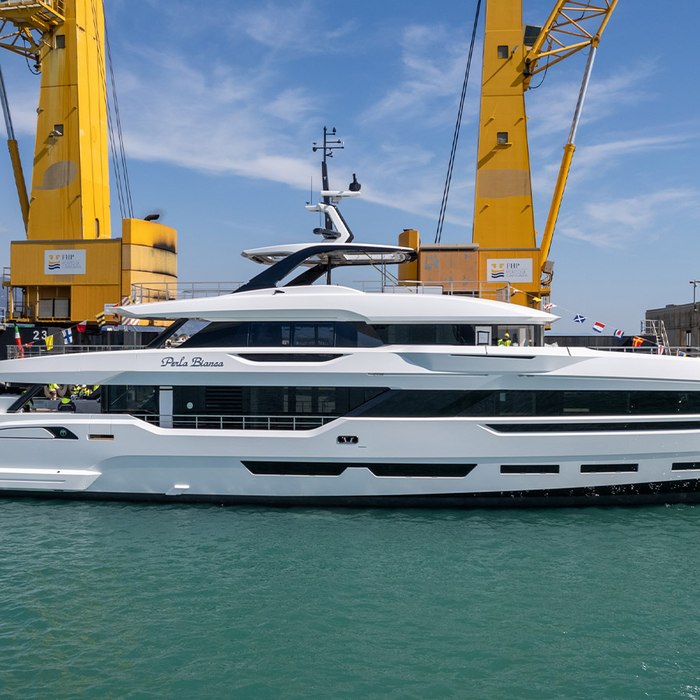 Perla Bianca yacht exterior 2