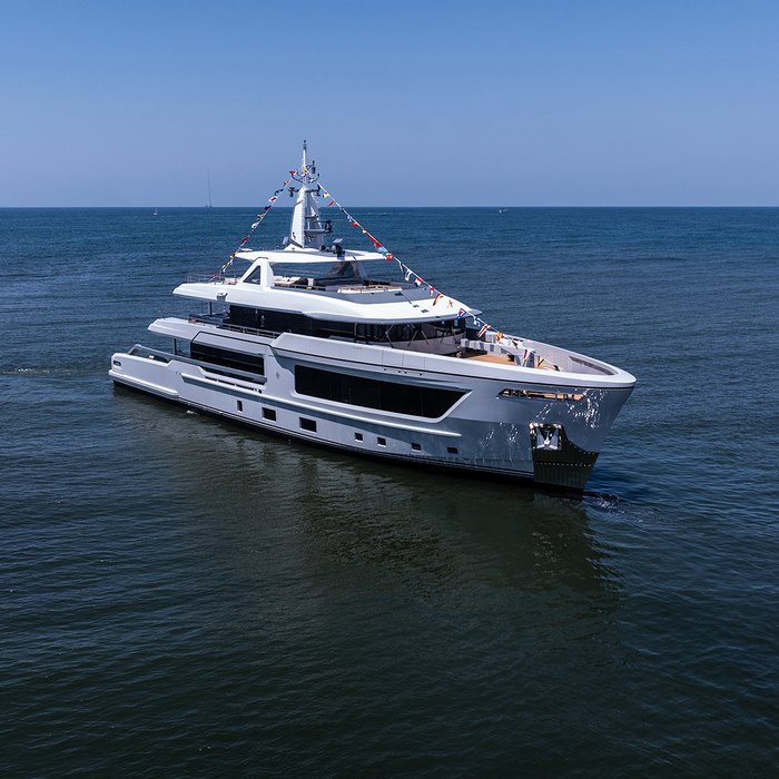 Babbo yacht exterior 2