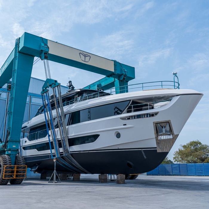 L'Onda yacht exterior 2