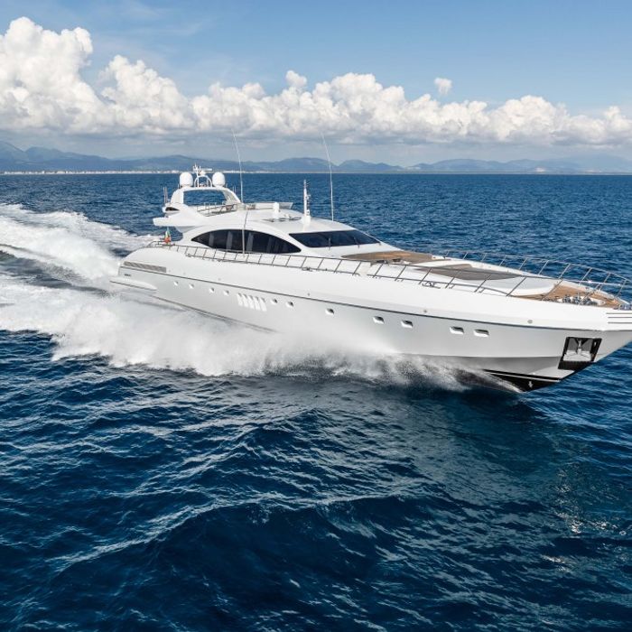 Melony yacht exterior 2