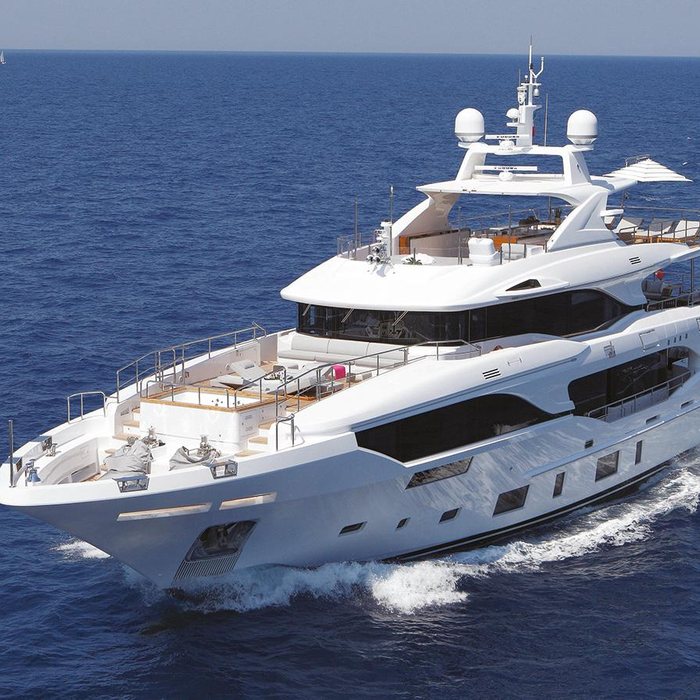 Oli yacht exterior 2
