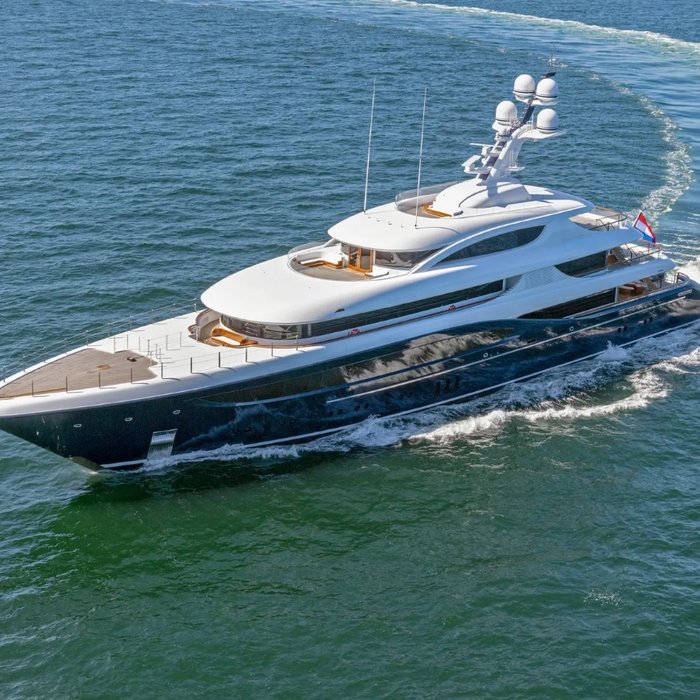 Podium yacht exterior 2