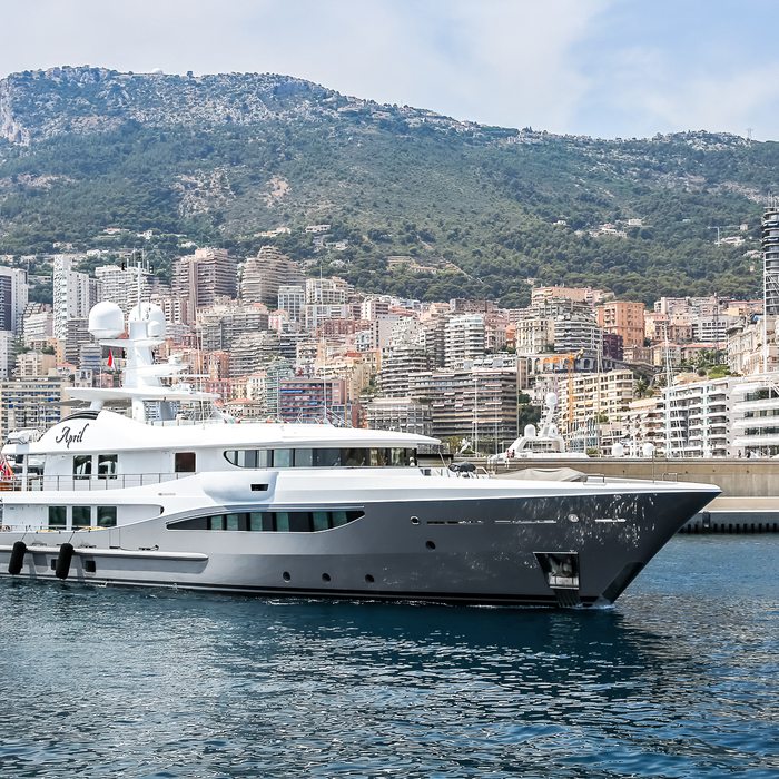 Lind yacht exterior 2