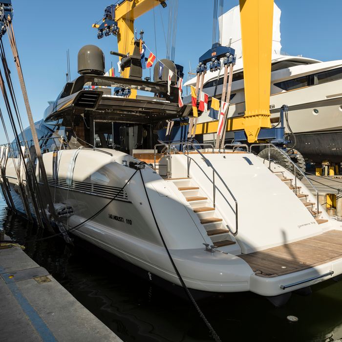Fanamax yacht exterior 2