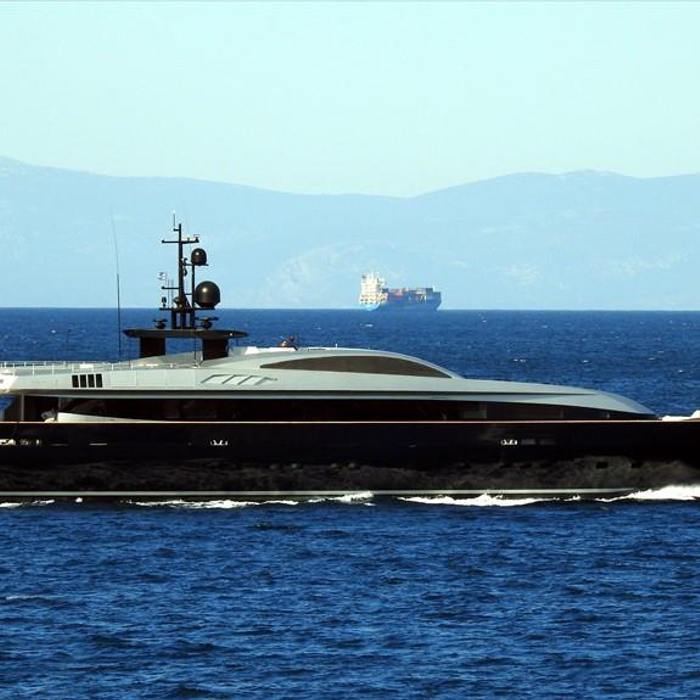 Summersalt yacht exterior 2