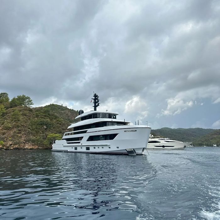 Shana yacht exterior 2