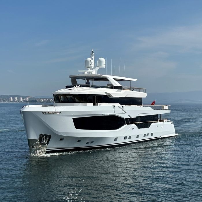 Eau La La yacht exterior 2