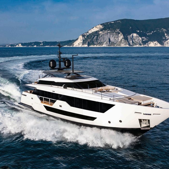 Selin yacht exterior 2