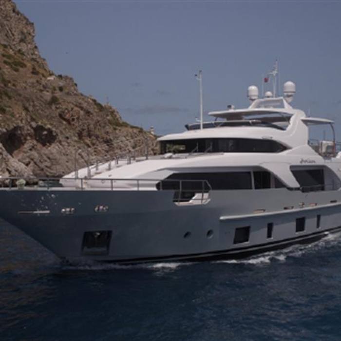 Horizon yacht exterior 2