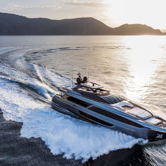 Don't Worry yacht exterior 2