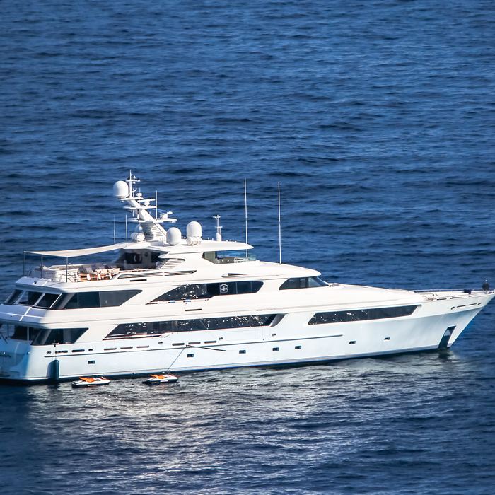 Victoria del Mar yacht exterior 2