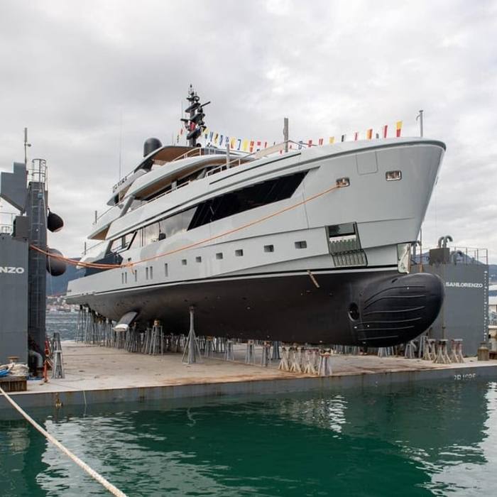 Lady Lulu yacht exterior 2