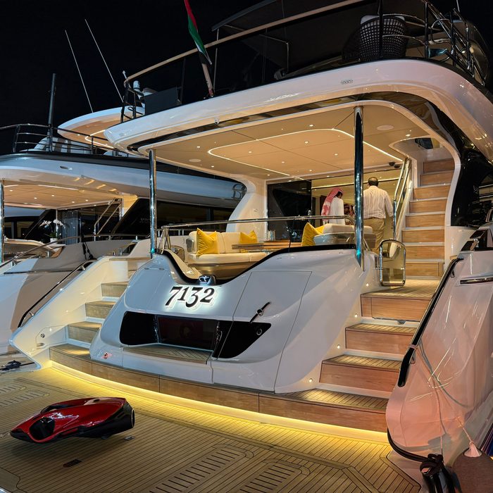 7132 yacht exterior 2