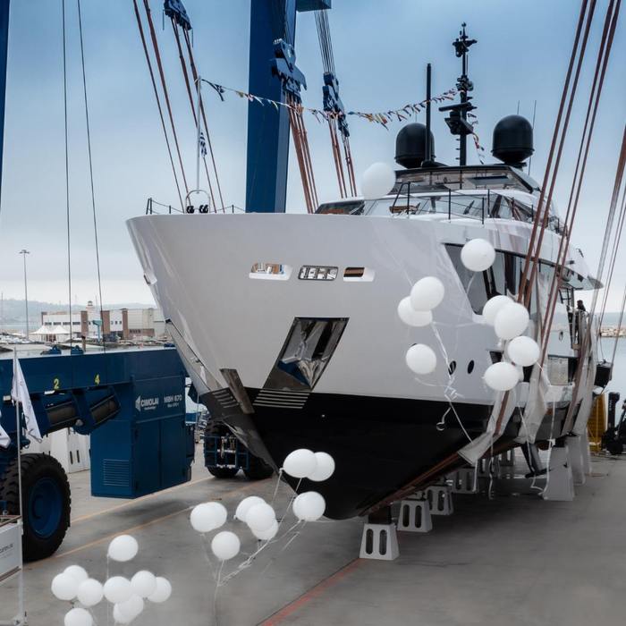 Amores yacht exterior 24