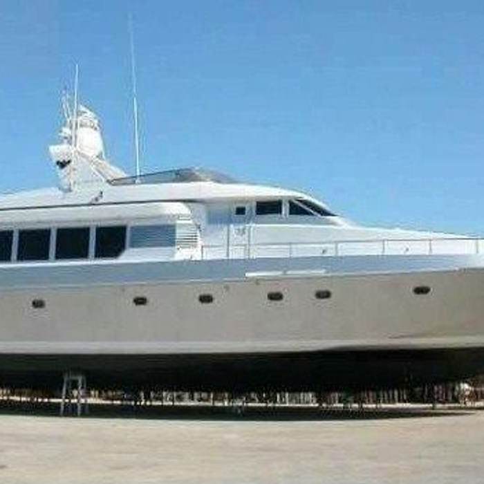 Besame Mucho yacht exterior 2