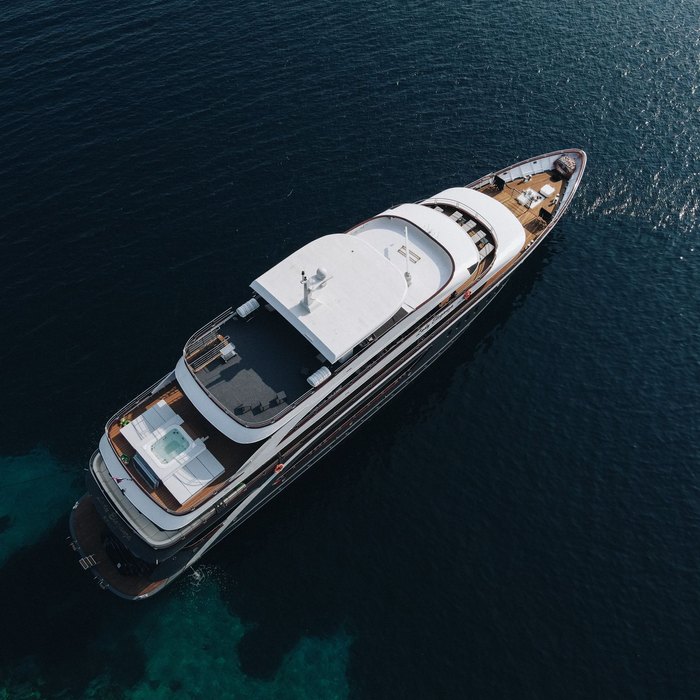 Lady Eleganza yacht exterior 2