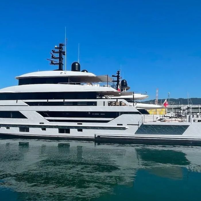 Hali yacht exterior 2