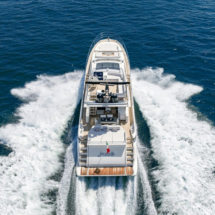 JR 28 yacht exterior 2