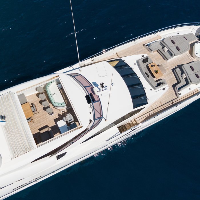 Yutori yacht exterior 2