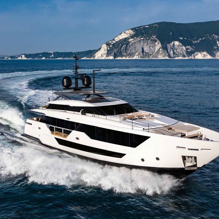 Alvium yacht exterior 2