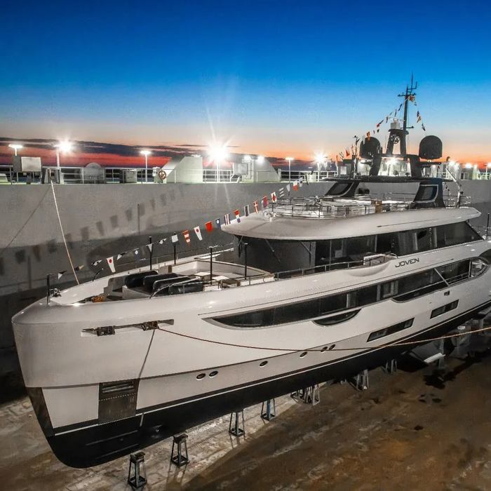 Joven yacht exterior 2