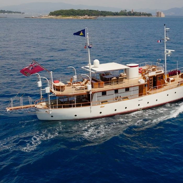 Lady Hertha yacht exterior 2