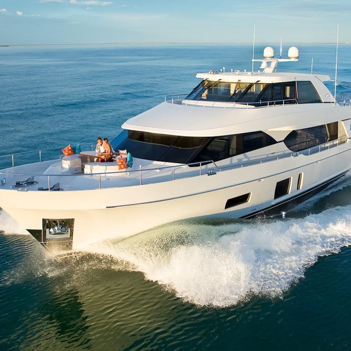 Live Mas yacht exterior 2