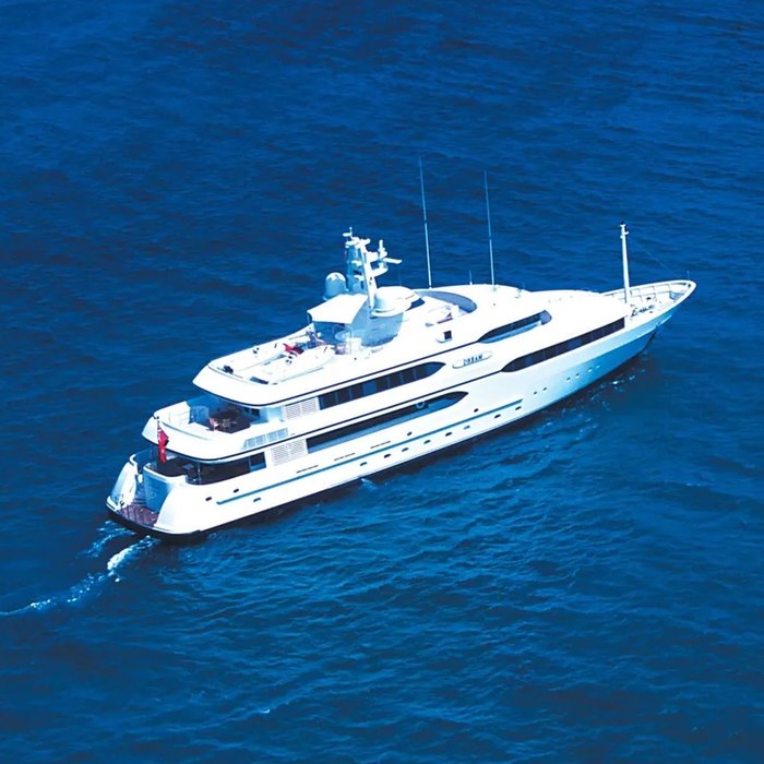 Amanti yacht exterior 2