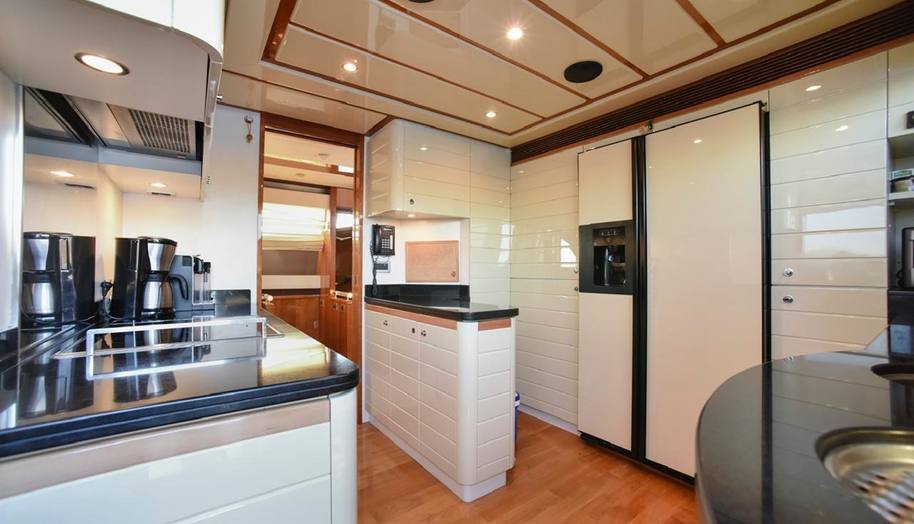 FERRETTI 881 for sale 16