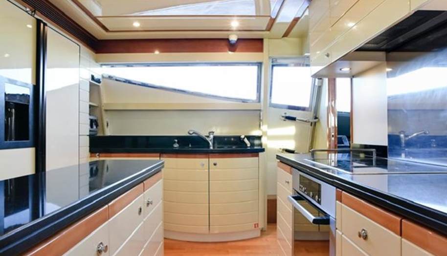 FERRETTI 881 for sale 16