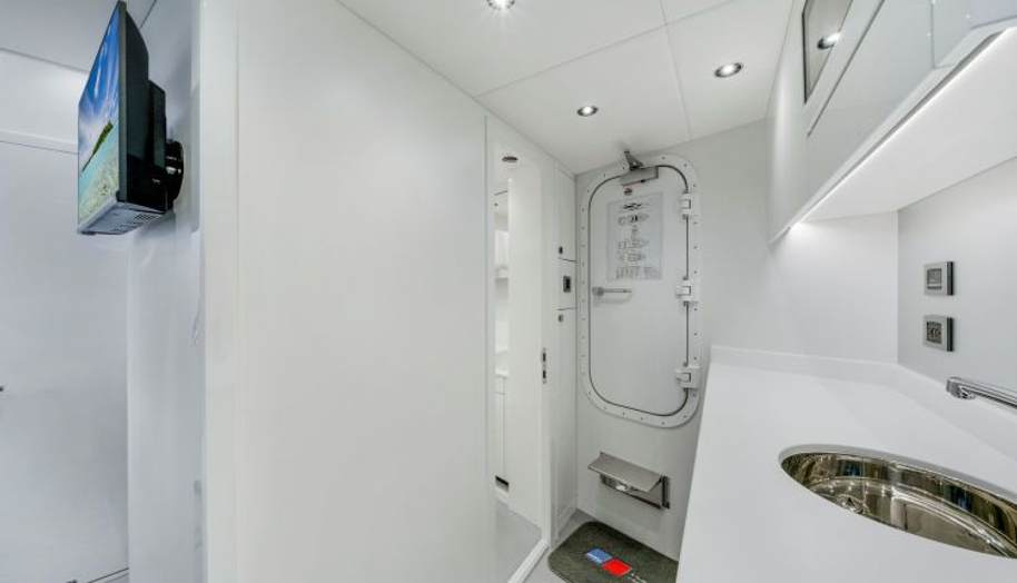 95 YACHT for sale 81