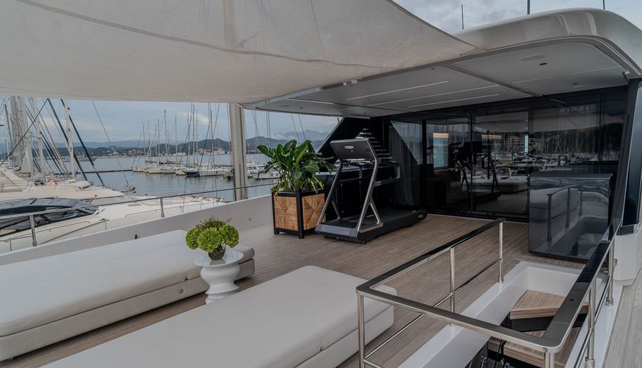 FERRETTI INFYNITO 90 for sale 11