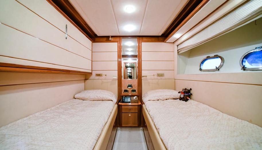 FERRETTI 881 for sale 26