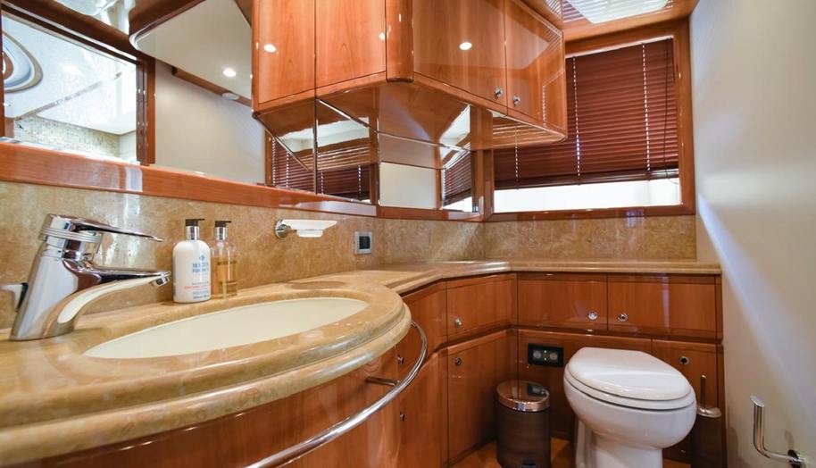 FERRETTI 881 for sale 21