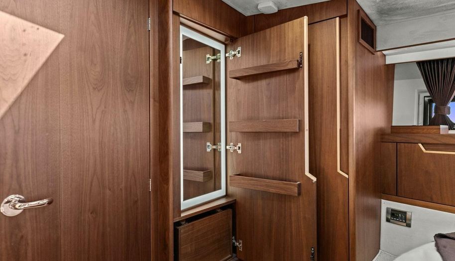 BOARD ROOM for sale 41