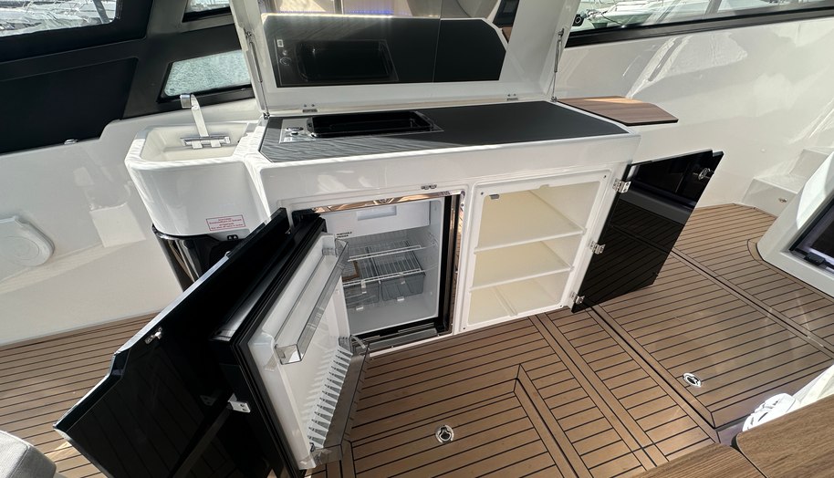 Bavaria Vida 33 Hard Top Layout 2 for sale 16