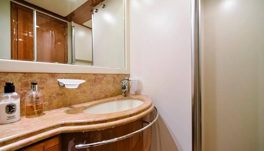 FERRETTI 881 for sale 26