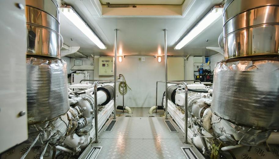FERRETTI 881 for sale 31