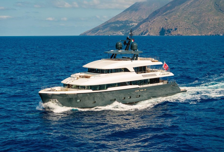 38m Moonen 122 Martinique Motor Yacht Phinn (Ex-Cocoon) Sold