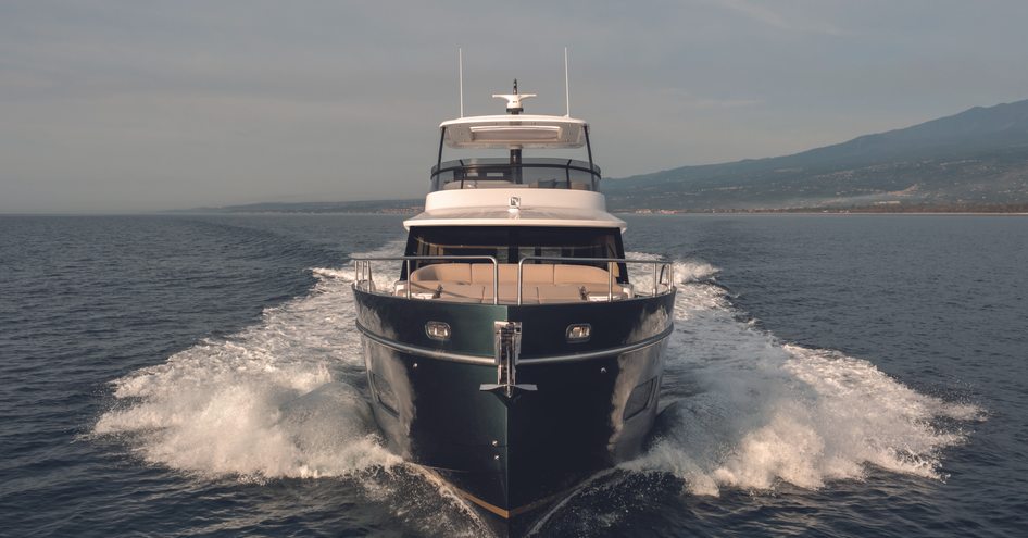 Azimut Magellano 60 bow shot