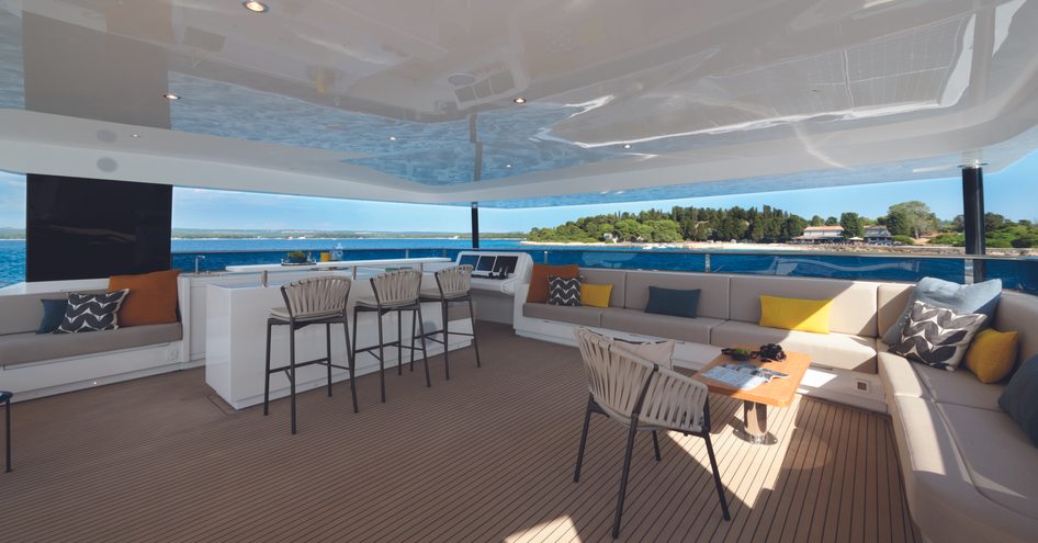 The SY62 3-Deck Open benefits from an open third deck with freestanding furniture and a three-stool wet bar